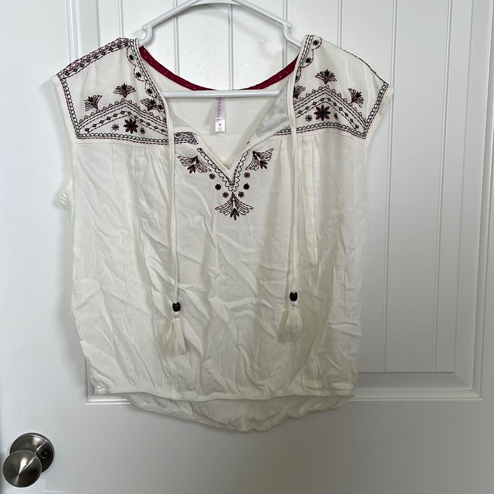 Great condition. Size medium. Xhilaration top.